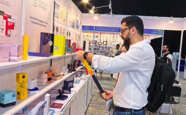 Face-to-face discussion with digital brand clients for cross-border packaging solutions